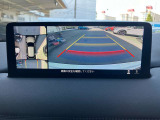 360&deg;ビューモニターでは、両サイドとフロント、バックカメラの合成で、あたかも上空から見下ろした様に周囲を確認して頂けます。駐車場だけでなく、T字路等でも活躍のアイテムです!