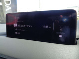 Apple CarPlayに対応し、スマートフォン内の地図アプリや音楽再生をワイド画面で利用できます。手元のコマンダー操作により前方から視線を大きく外さず、走行中もスムーズに各種機能を扱えます。