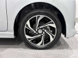 アルミホイールを装備、タイヤサイズは165/55R15です。
