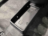 ティッシュ箱もぴったり収まるセンターフロアトレイ