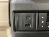 エアコン操作パネルの左側に、スマートフォンなどの充電可能なUSB端子と、音源などの外部入力の可能なUSB端子がついています。移動中に充電もできるので便利です。