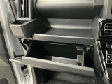 【収納部】パッと手に取りたい小物の置き場に便利。その他、沢山の収納部がございます。
