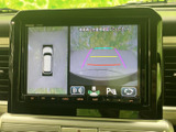 後方の映像に加えて車両周囲の表示も確認でき、駐車時の目安として活用できます。画面内にガイド線が表示されるため、周囲の状況を確認しながら操作しやすい装備です。