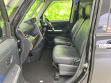 前席は見晴らしのよい着座位置で、運転席から周囲を確認しやすい室内です。座面や背もたれの形状にもゆとりがあり、乗り降りのしやすさも日常使いにうれしいポイントです。
