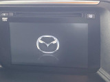 【マツダコネクトナビ】車内の雰囲気にマッチした大型のディスプレイ。スマホ接続でのナビ使用やBluetooth再生等、様々な機能が楽しめます。直感的なダイヤル操作が可能で、使い勝手も良好です。