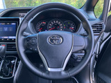 手元にスイッチが配置され、運転姿勢を大きく変えずに各種機能へアクセスしやすい仕様です。メーターや周囲の視界も確保しやすく、毎日の運転で扱いやすさを感じていただけます。