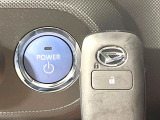 【キーフリーシステム】カバンやポケットに入れたままでもドアの施錠・解錠が可能なスマートキーを装備。エンジンのオン・オフ時もカギを取り出す必要が無いからとっても便利です♪