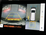 後方映像に加えて車両周辺を上から見た表示も確認でき、駐車時の状況把握に役立ちます。ガイド表示を目安にしながら、車庫入れや狭い場所での切り返しを落ち着いて行えます。目視確認も併用ください。