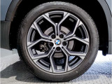 【BMWアロイホイル】軽量かつ強度に拘ったアロイホイル。走行性能ポテンシャルを引き出す設計。車の足元を引き締めてくれる大きなポイントはアロイホイルです。