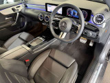メルセデスのシートは、少し硬めに出来ておりますので、長時間の運転でも疲れにくく、安全にドライビングをお楽しみ頂けます