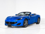 エクステリアは、太陽の光を浴びて鮮やかに輝く特注指定カラー「Blu Corsa(ブル・コルサ)」を纏っています。