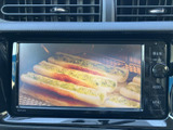 停車中にテレビ番組などの映像を視聴できる画面を備えています。待ち時間や休憩中に車内で映像を楽しめるため、移動の合間の過ごし方の幅が広がります。