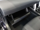 車検証などの収納に便利なグローブボックスです。