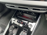 ●スイッチ類・ダイヤル類など細部までこだわりを感じ取れるインテリアです。Audiでは触感開発チームがございます。クリック感は操作する喜びを感じていただけます。