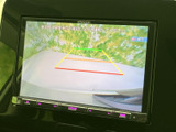 画面には車両後方の映像とガイドラインが表示され、駐車時に後方の位置関係を把握するのに役立ちます。周囲を目視で確認しながら、駐車位置を調整する際に活用できる装備です。