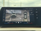 駐車時に車両周辺の映像と俯瞰表示を確認でき、周囲との位置関係を把握する際に便利です。画面表示を参考にしながら、落ち着いて駐車操作を行えます。