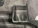 靴などが収納できる便利な助手席シートアンダートレイが付いてます
