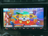 テレビ番組を画面で楽しめる装備です。停車中の待ち時間に映像を視聴でき、車内で過ごすひとときを充実させます。画面表示も見やすく、操作に迷いにくい構成です。