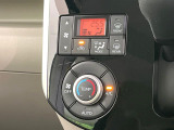 【オートエアコン】一度お好みの温度に設定すれば、車内の温度を検知し風量や温度を自動で調整。暑い&hellip;寒い&hellip;と何度もスイッチ操作をする必要はありません。快適な車内空間には必須の機能ですね♪