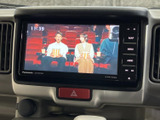 テレビ映像を画面で楽しめる装備です。停車中の待ち時間にも番組を視聴でき、休憩のひとときを快適に過ごせます。画面上で映像を確認しながら、車内でゆったりとおくつろぎいただけます。