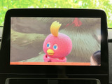 テレビ番組を画面で楽しめる装備です。停車時の休憩中などに映像を視聴でき、待ち時間を過ごす際にも活用できます。画面上に番組映像が表示され、見たい内容を楽しめるのがうれしいポイントです。