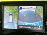 車両周辺の映像を画面で確認でき、駐車時の周囲確認をサポートします。ガイド表示も備わっており、バックで駐車する際の位置合わせに役立つ便利な装備です。
