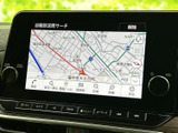 地図上に現在地や周辺の道路が表示され、目的地までのルート確認に役立ちます。画面下の案内項目も見やすく、行き先の設定や地図の確認をスムーズに行えます。