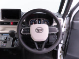 センターメーターで視界良好な運転席廻りです。運転時の視線移動が少なくて済むので安全性にも一役買ってくれますね。ぜひ一度ご覧になってください。見易さが違いますよ