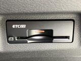 ETC車載器を備え、高速道路の料金所を通過する際に活用できます。カードの挿入口や表示部がまとまった位置にあり、乗車時にも確認しやすい装備です。