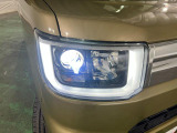 白く明るい光で夜間走行をサポートするLEDヘッドランプを搭載