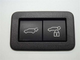 パワーバックドアを装備しています。バックドアを運転席からも開閉できます、便利ですよ。