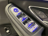 運転席ドアトリムには窓の一括コントローラーと電動ドアミラーのコントローラーが装備。