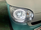 白く明るい光で夜間走行をサポートするLEDヘッドランプを搭載