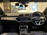 運転席を中心にまとまった操作系。画面とスイッチの位置が分かりやすく、初めて乗る際も操作を確認できます。