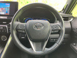 手元のスイッチから各種機能にアクセスでき、運転姿勢を大きく変えずに操作しやすい仕様です。スイッチの配置も見渡しやすく、日常の運転をサポートします。