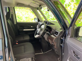 前席は視界が広く、運転席まわりも見渡しやすいレイアウトです。シートと足元にはゆとりが感じられ、乗り降りの際も動きやすい空間。落ち着いて過ごせます。