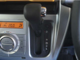 無段変速機(CVT)を搭載。有段変速機に存在する「変速ショック」が無いので、スムーズなアクセル操作が可能です♪