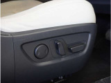 【パワーシート】電動で座面を前後上下に動かすことができます。簡単に運転しても疲れにくい姿勢に調整できます。