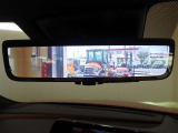 【デジタルインナーミラー】車両後方に取り付けられたカメラの映像をルームミラー内のディスプレイに表示し、後方の安全確認がより快適に。