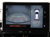 パノラミックビューモニターを装備。駐車場や交差点でクルマを真上から見るように周囲を確認できます。機能の詳細は販売店スタッフまでおたずねください。