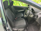 前席は視界を遮りにくいすっきりとした運転席まわりで、座った際にも周囲を見渡しやすい印象です。シートには身体を預けやすい形状が備わり、助手席の方にもゆったりと過ごしていただける空間です。