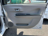 運転席側ドア下に収納スペースがございますのでとっても便利ですね♪