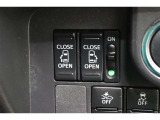 両側電動スライドドアはドアの直接操作以外にも運転席からのスイッチ操作やリモコン操作でも開閉が可能!狭い駐車場などでもドアの開閉が楽々・安心ですね!