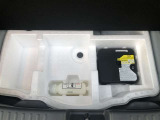 もしパンクをしてしまったら、この溶剤をエア注入口より入れて応急処置をしてください。重たいスペアタイヤを積んで走るより燃費の向上になるので、パンク修理キット搭載の車が増えているんです。