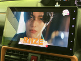 テレビ映像を画面に表示でき、停車中の待ち時間も映像を見ながら過ごせます。お出かけ先での休憩時など、車内での楽しみが広がる装備です。