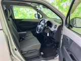 運転席からの視界は良好で、操作性も優れています。シート形状も工夫されており、長距離運転でも疲れにくい設計です。快適なドライブをサポートします。