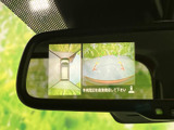車両周辺を上から見た映像と後方の映像を同時に確認でき、駐車時の周囲確認をサポートします。画面内の目安線も見やすく、バック時の位置合わせに役立つ便利な装備です。