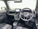 運転席まわりです。 各操作スイッチは使いやすい位置に配置されてます。