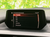 FMやAMに加え、複数の音楽サービスなどがメニューに並び、好みに合わせて音源を選べる画面です。項目が一覧で見やすく、日々の移動中も使いたい音源を選びやすい仕様です。