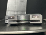 手元で確認しやすい位置にボタンとカードスロットを備えた機器が設置されています。必要な際に表示や音量を操作でき、移動中にも装備の状況を確認しやすい構成です。